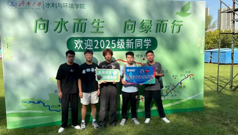与新生及家长亲切交流